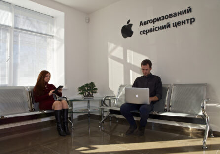 Apple буде ремонтувати iPhone, навіть якщо власник сам міняв батарею