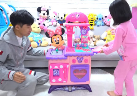 6-річна зірка YouTube, яка веде блог про іграшки, заробила $8 млн на покупку будинку