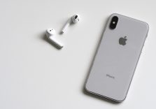 Як перемикати музику на AirPods та AirPods Pro за допомогою подвійного торкання