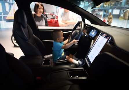 Автомобілі Tesla почнуть попереджати батьків, які залишили дітей в салоні в спеку без кондиціонера