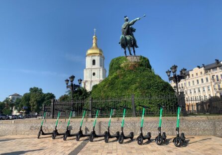 Сервіс Bolt запустив в Києві прокат електросамокатів, хвилина поїздки коштує 4,9 грн (+ розблокування 29 грн), оренда на весь день – 600 грн