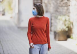 Біофізик розповів, як захиститися від коронавірусу, коли люди носять маску на підборідді