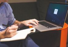 11 перспективних професій, які можна опанувати не виходячи з дому: список курсів