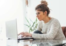 Тихі та успішні: 7 сильних якостей інтровертів, які допомагають їм на роботі