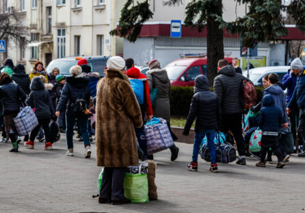 Куди звертатись українцям за кордоном, якщо потрібна допомога: список організацій і центрів для переселенців