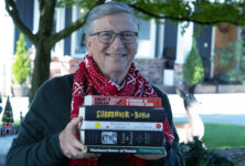 Білл Гейтс показав 5 своїх улюблених книжок за всі часи