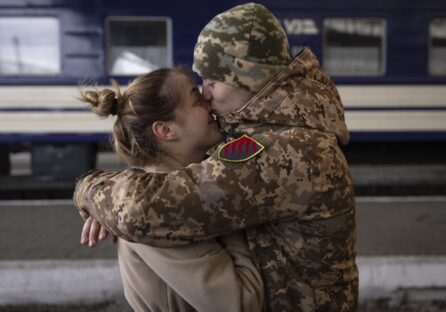 «Я чекаю на тебе». Хто допомагає жінкам із родин військових? Добірка безкоштовних ініціатив та корисних контактів